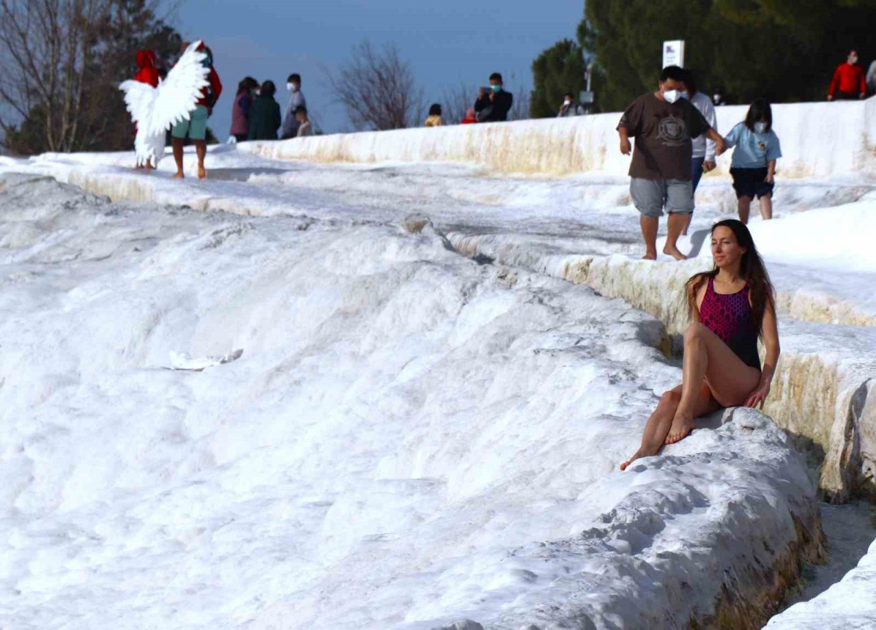 Pamukkale’de bayram yoğunluğu