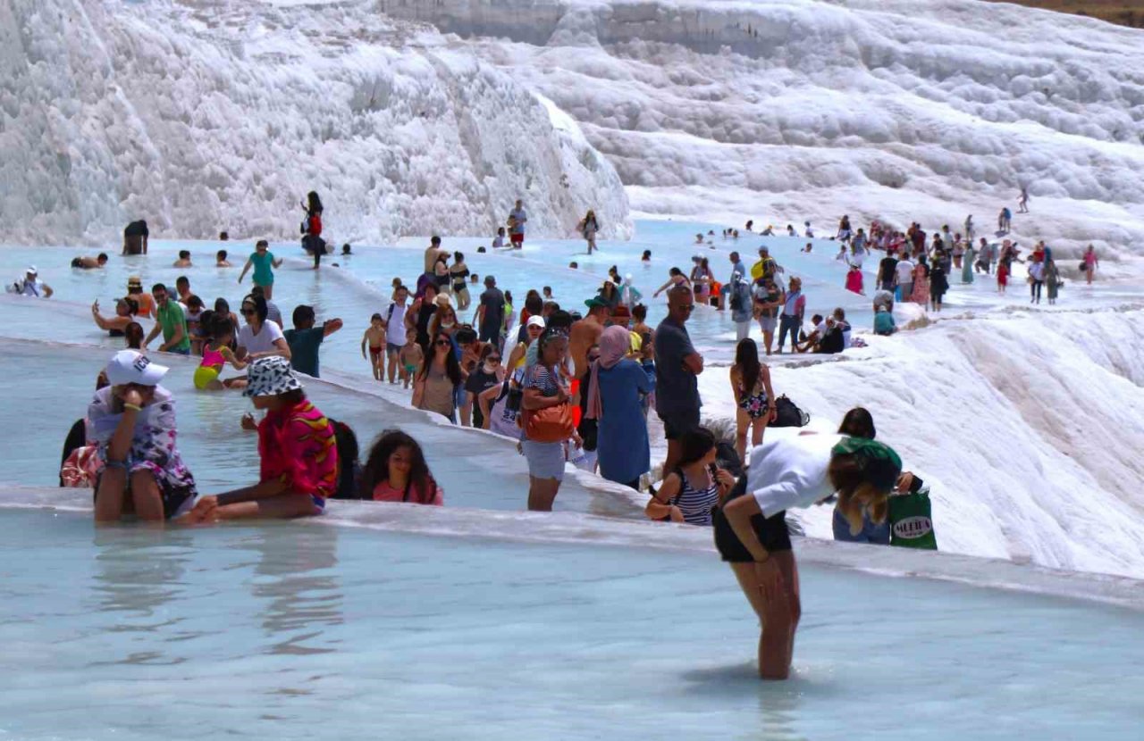 Pamukkale’de bayram yoğunluğu