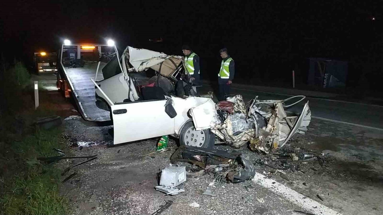 Otomobil kamyona arkadan çarptı: 2 ölü