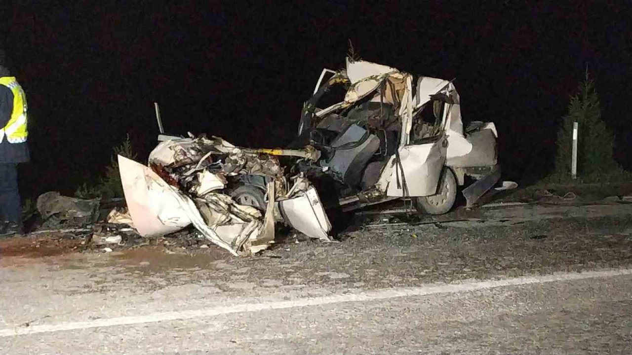 Otomobil kamyona arkadan çarptı: 2 ölü