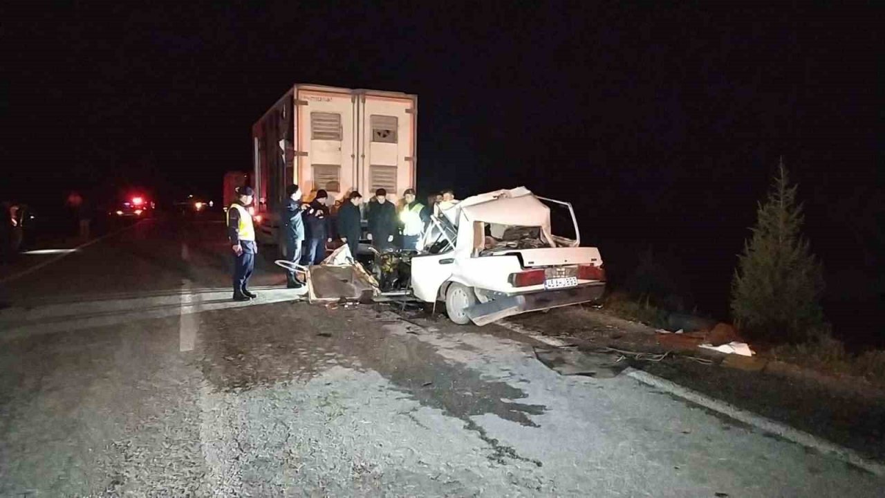 Otomobil kamyona arkadan çarptı: 2 ölü