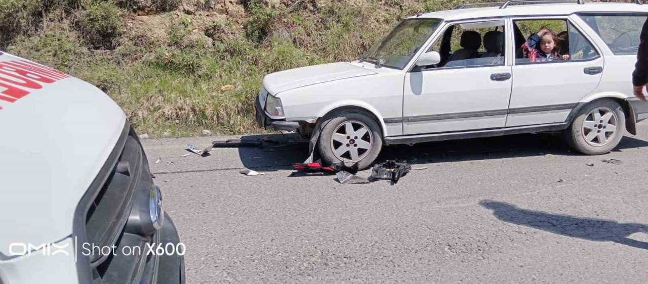 Alaplı’da motosiklet otomobille çarpıştı: 2 yaralı