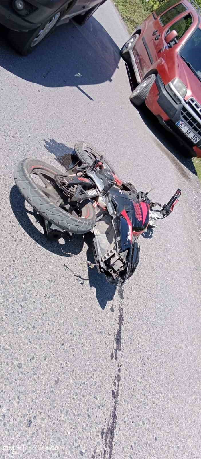 Alaplı’da motosiklet otomobille çarpıştı: 2 yaralı