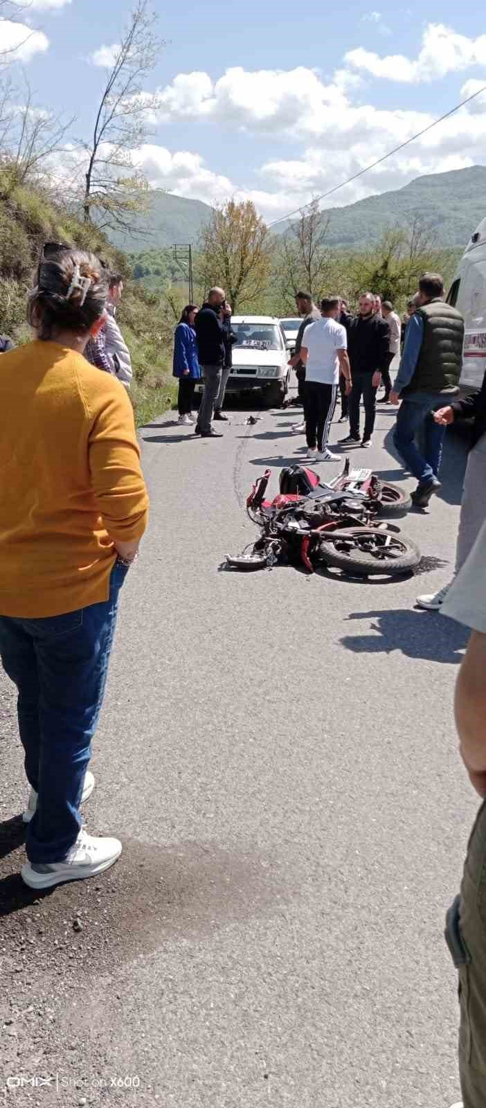 Alaplı’da motosiklet otomobille çarpıştı: 2 yaralı