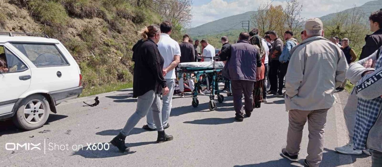 Alaplı’da motosiklet otomobille çarpıştı: 2 yaralı