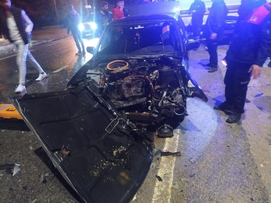 Otomobil ile kamyonet çarpıştı: 6 yaralı