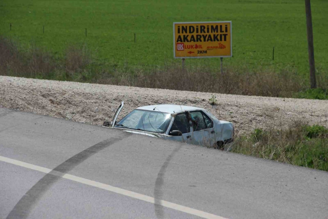 Bayram ziyaretine giden aileyi taşıyan otomobil şarampol’e girdi 4 kişi yaralandı
