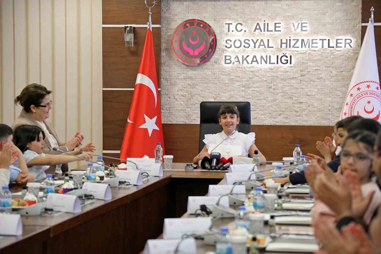 Bakan Yanık, koltuğunu 10 yaşındaki Havva Nil’e devretti