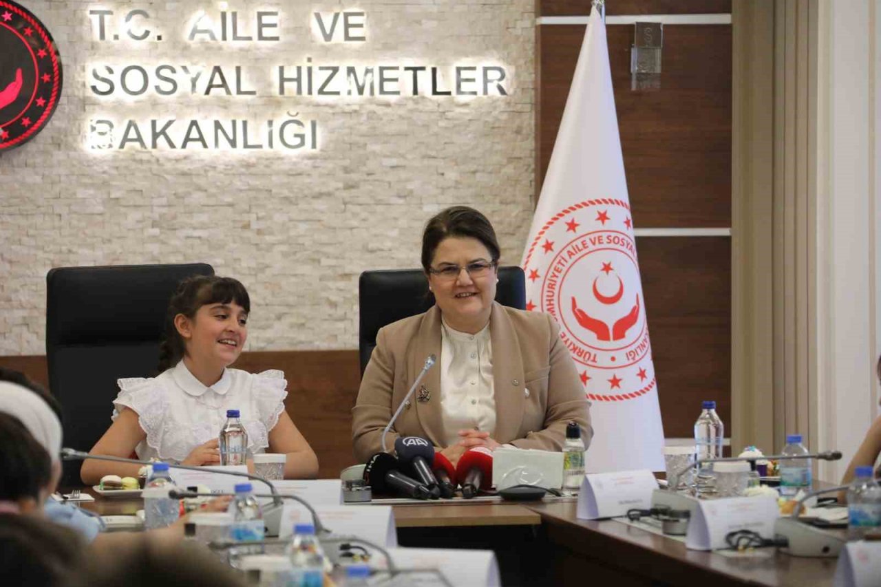 Bakan Yanık, koltuğunu 10 yaşındaki Havva Nil’e devretti