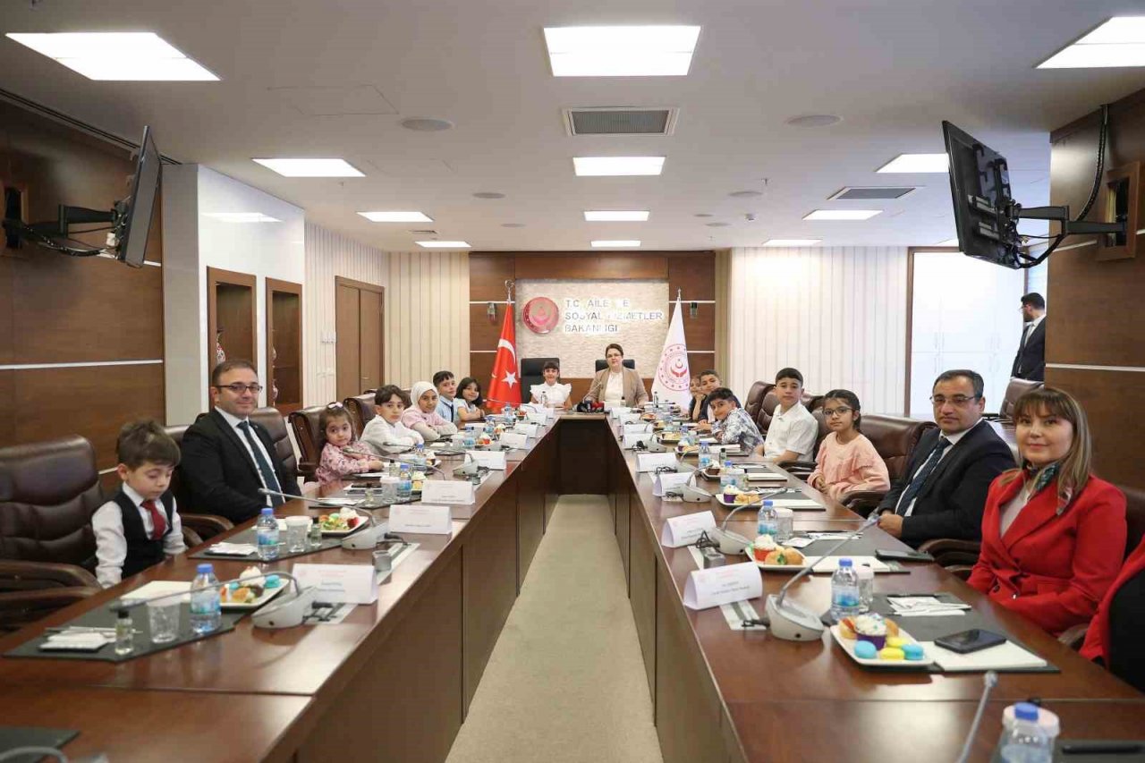 Bakan Yanık, koltuğunu 10 yaşındaki Havva Nil’e devretti