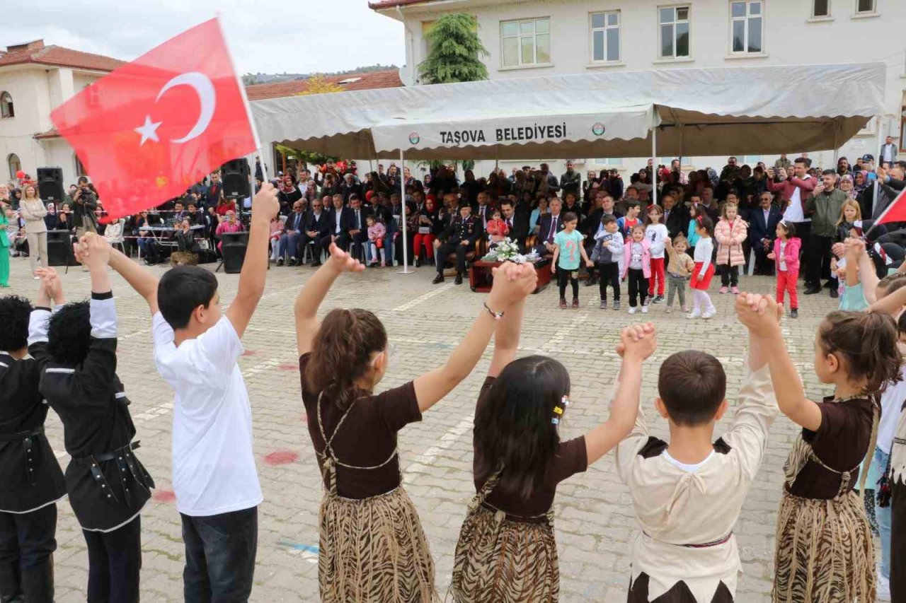 Taşova’da 23 Nisan coşkuyla kutlandı