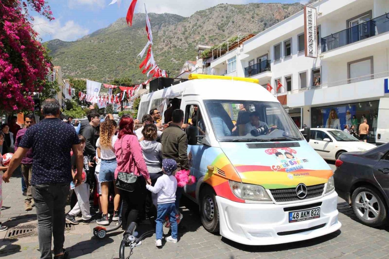 Kaş Belediyesinden çocuklara 23 Nisan hediyesi