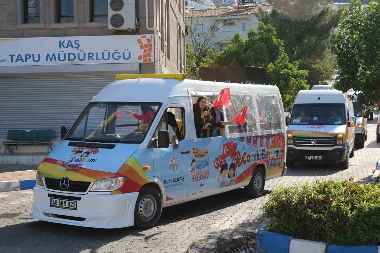 Kaş Belediyesinden çocuklara 23 Nisan hediyesi