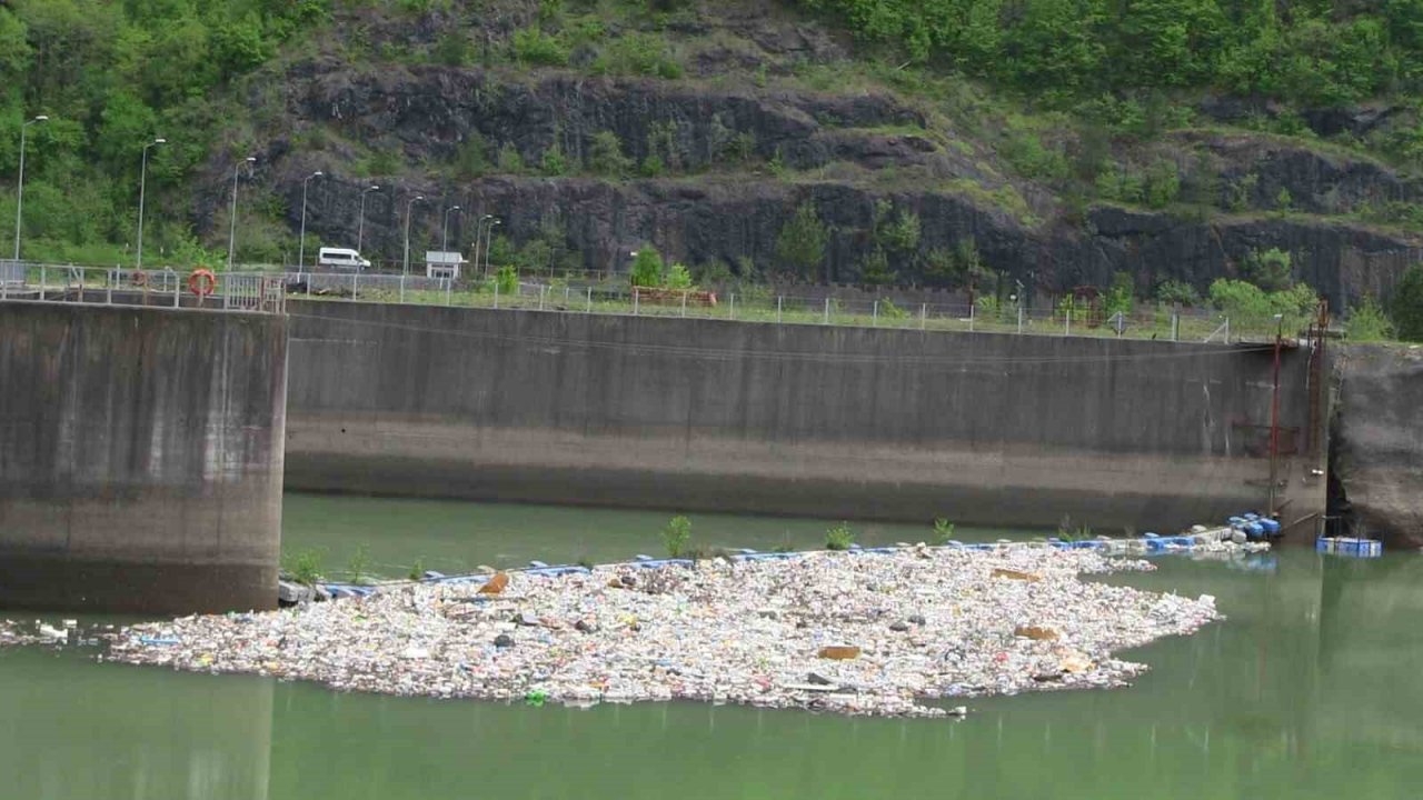 Baraj suları çekildi, çevre köylerden dökülen çöp ve kirli tabaka ortaya çıktı