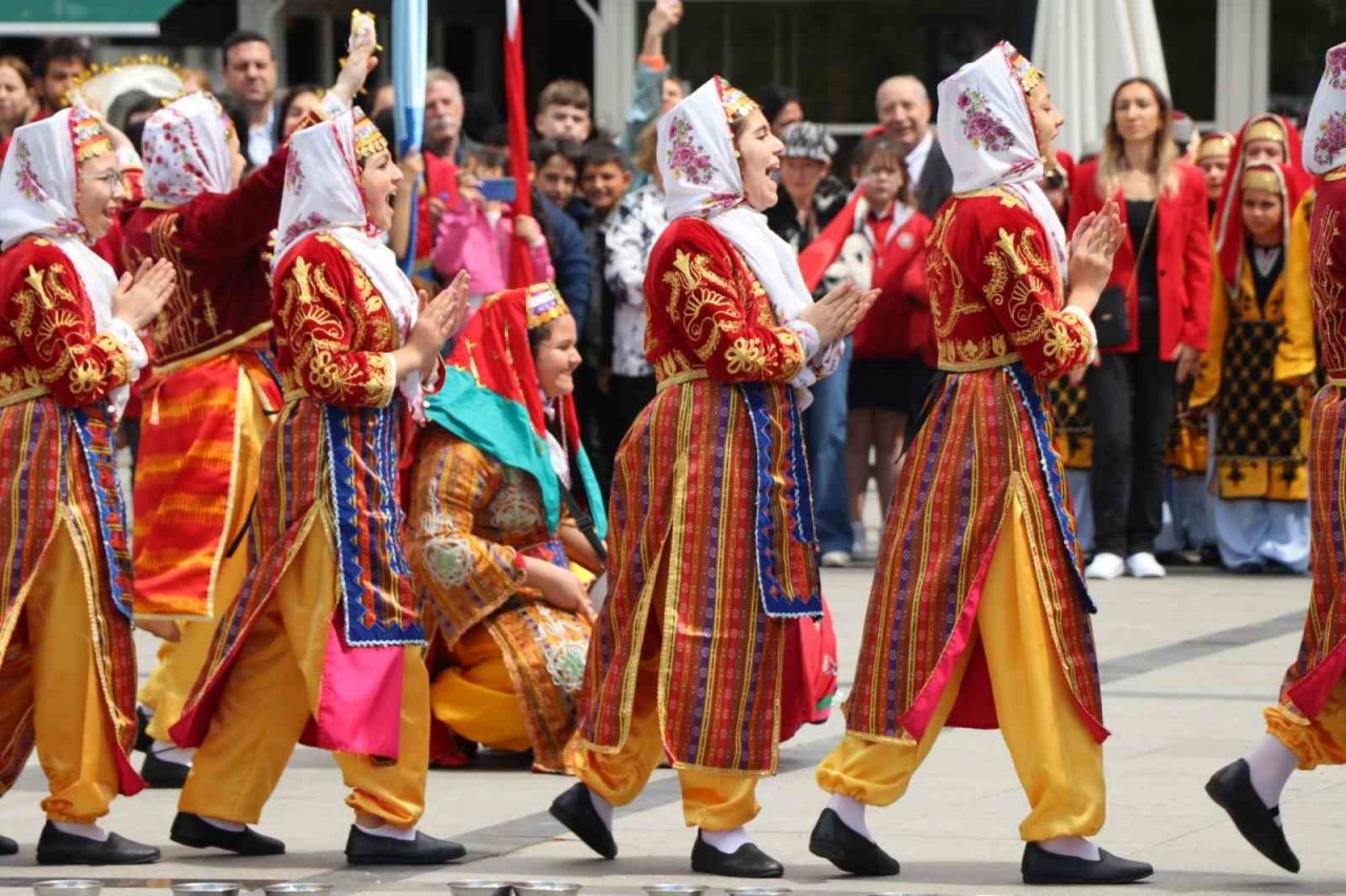 Bandırma’da 23 Nisan coşkuyla kutlandı