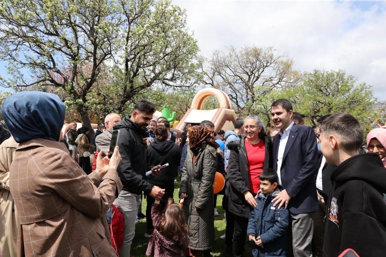 Bakan Murat Kurum, "Tüm gençlerimize birlikte, Türkiye Yüzyılı’nı armağan edeceğiz ve ülkemizin nice egemenlik bayramlarını işte burada olduğu gibi büyük bir coşku içerisinde, büyük bir mutluluk içerisinde hep birlikte kutla