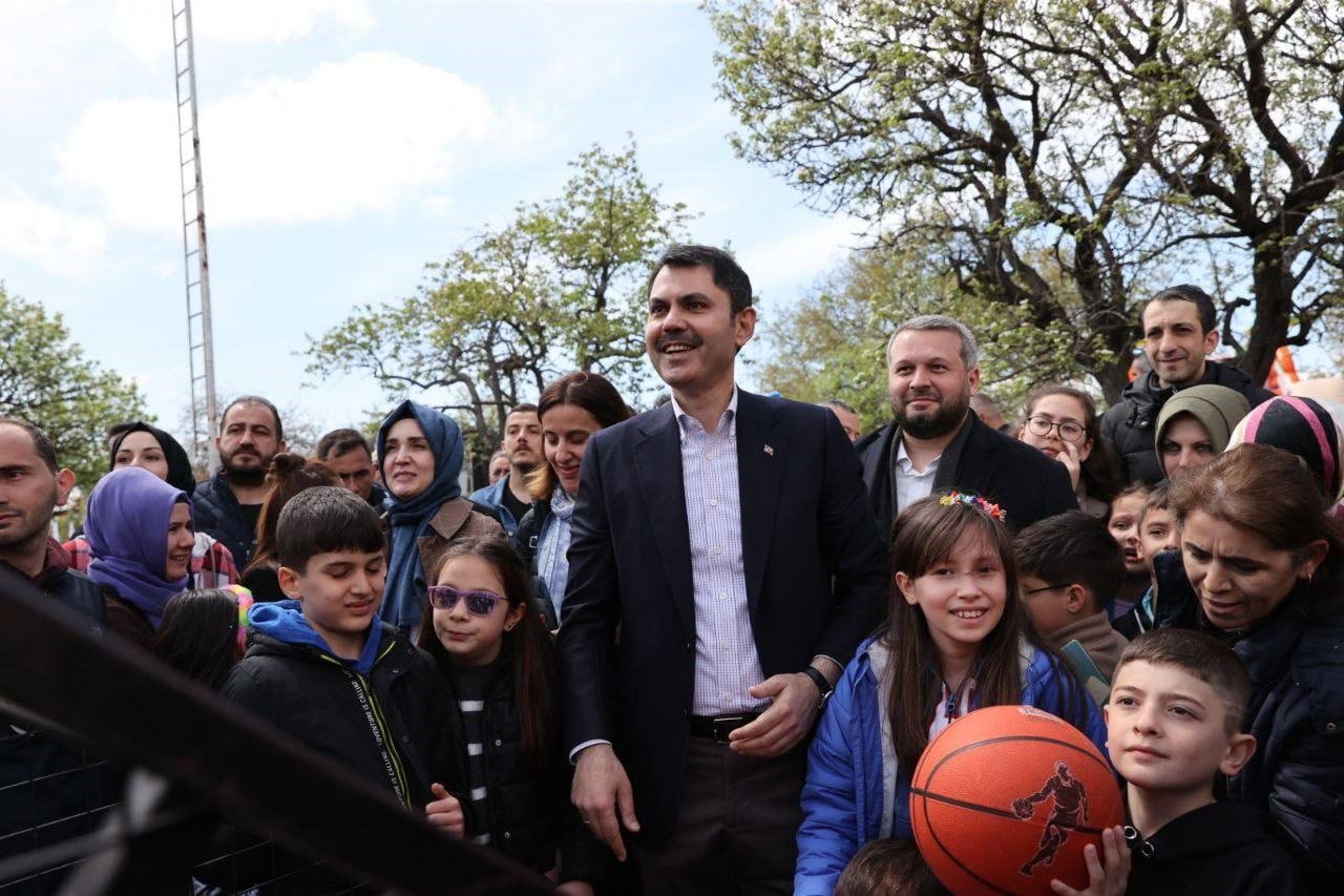 Bakan Murat Kurum, "Tüm gençlerimize birlikte, Türkiye Yüzyılı’nı armağan edeceğiz ve ülkemizin nice egemenlik bayramlarını işte burada olduğu gibi büyük bir coşku içerisinde, büyük bir mutluluk içerisinde hep birlikte kutla