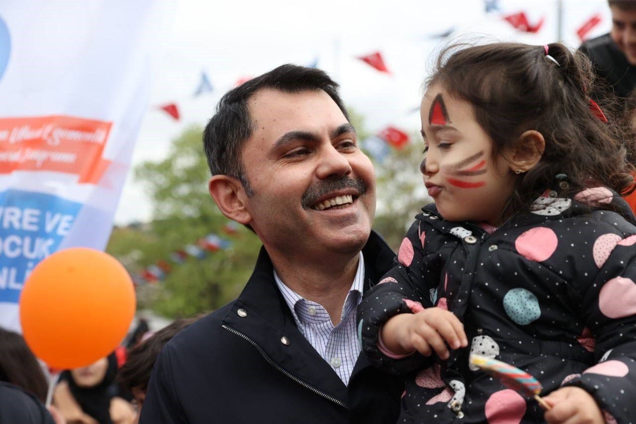 Bakan Murat Kurum, "Tüm gençlerimize birlikte, Türkiye Yüzyılı’nı armağan edeceğiz ve ülkemizin nice egemenlik bayramlarını işte burada olduğu gibi büyük bir coşku içerisinde, büyük bir mutluluk içerisinde hep birlikte kutla