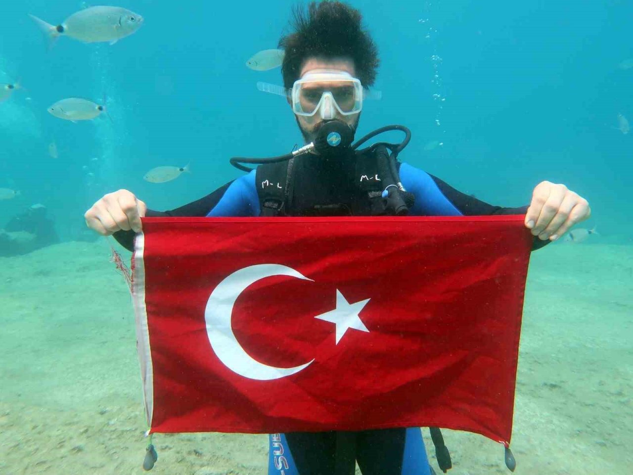 Denizin dibinde Türk Bayrağı açtılar