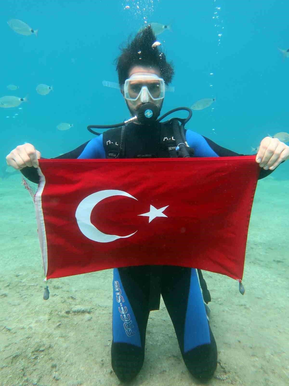 Denizin dibinde Türk Bayrağı açtılar
