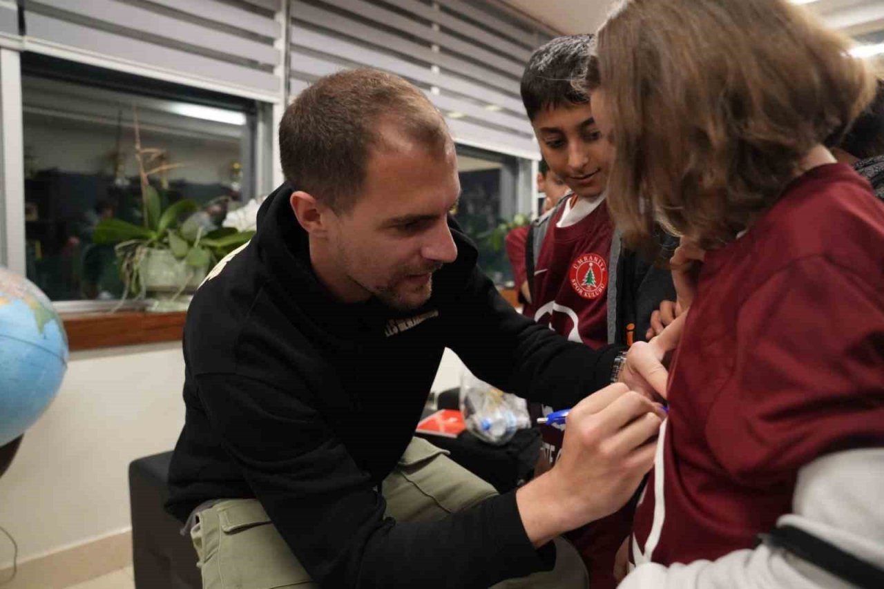Depremzede çocuklara Ümraniyespor imzalı forma hediyesi