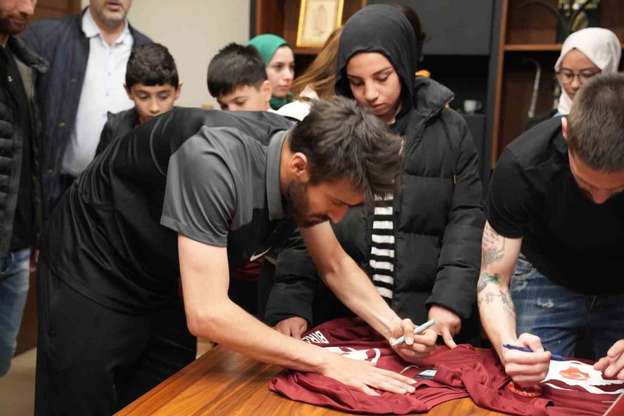 Depremzede çocuklara Ümraniyespor imzalı forma hediyesi