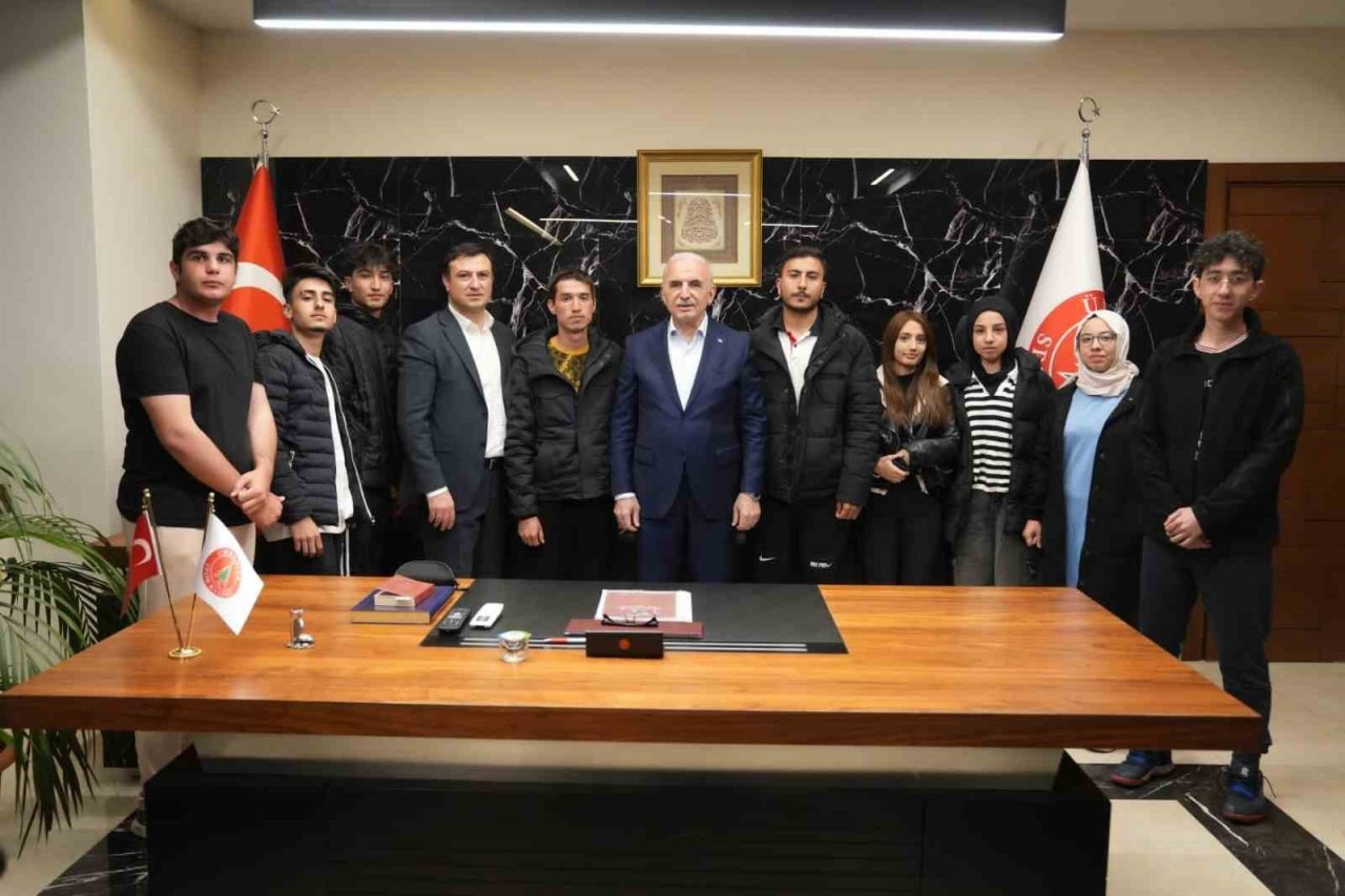 Depremzede çocuklara Ümraniyespor imzalı forma hediyesi