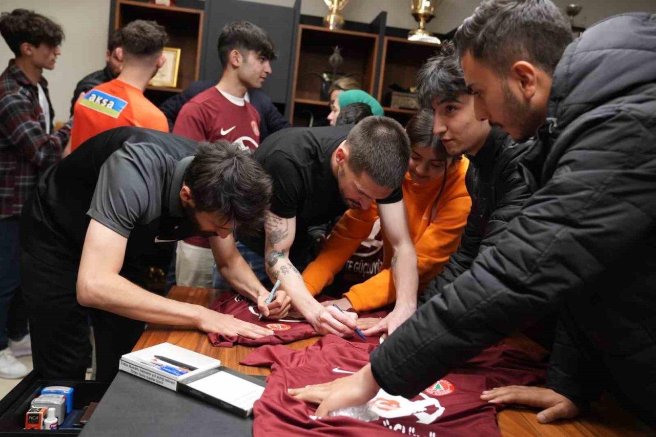 Depremzede çocuklara Ümraniyespor imzalı forma hediyesi