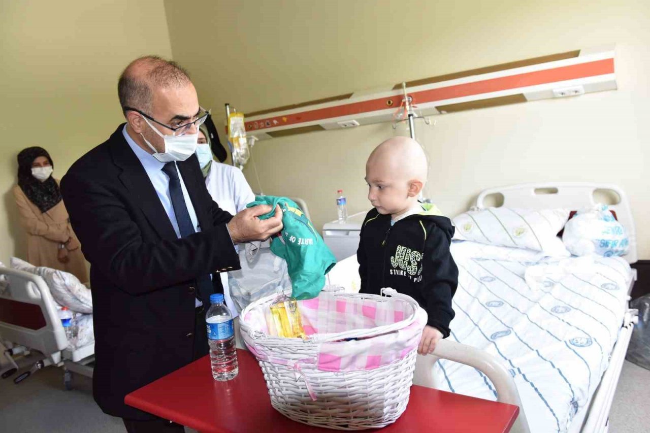 Diyarbakır’da hastanede tedavi gören çocukların çifte bayramı Kutlandı