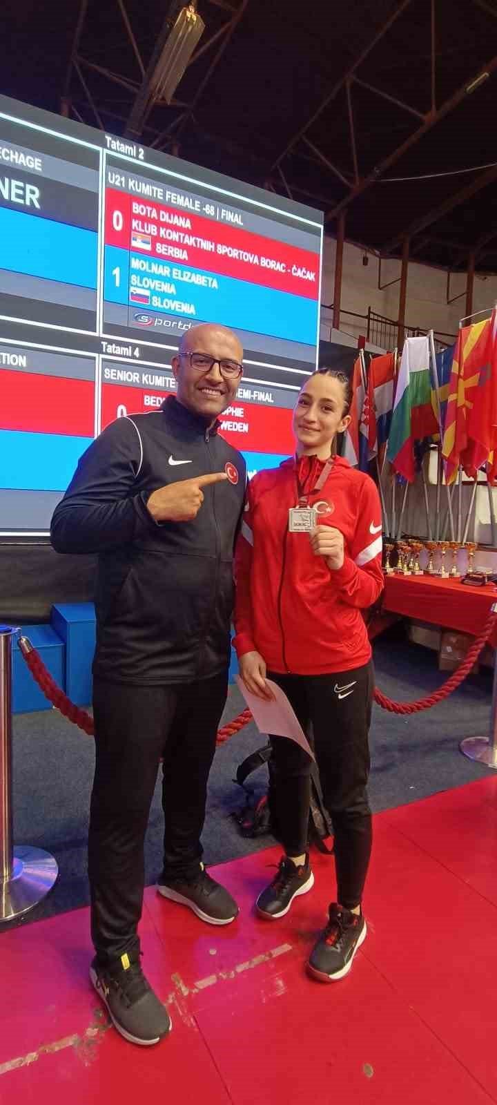 Milli karateci Sena Kızılaslan, Sırbistan’dan gümüş madalya ile Diyarbakır’a döndü