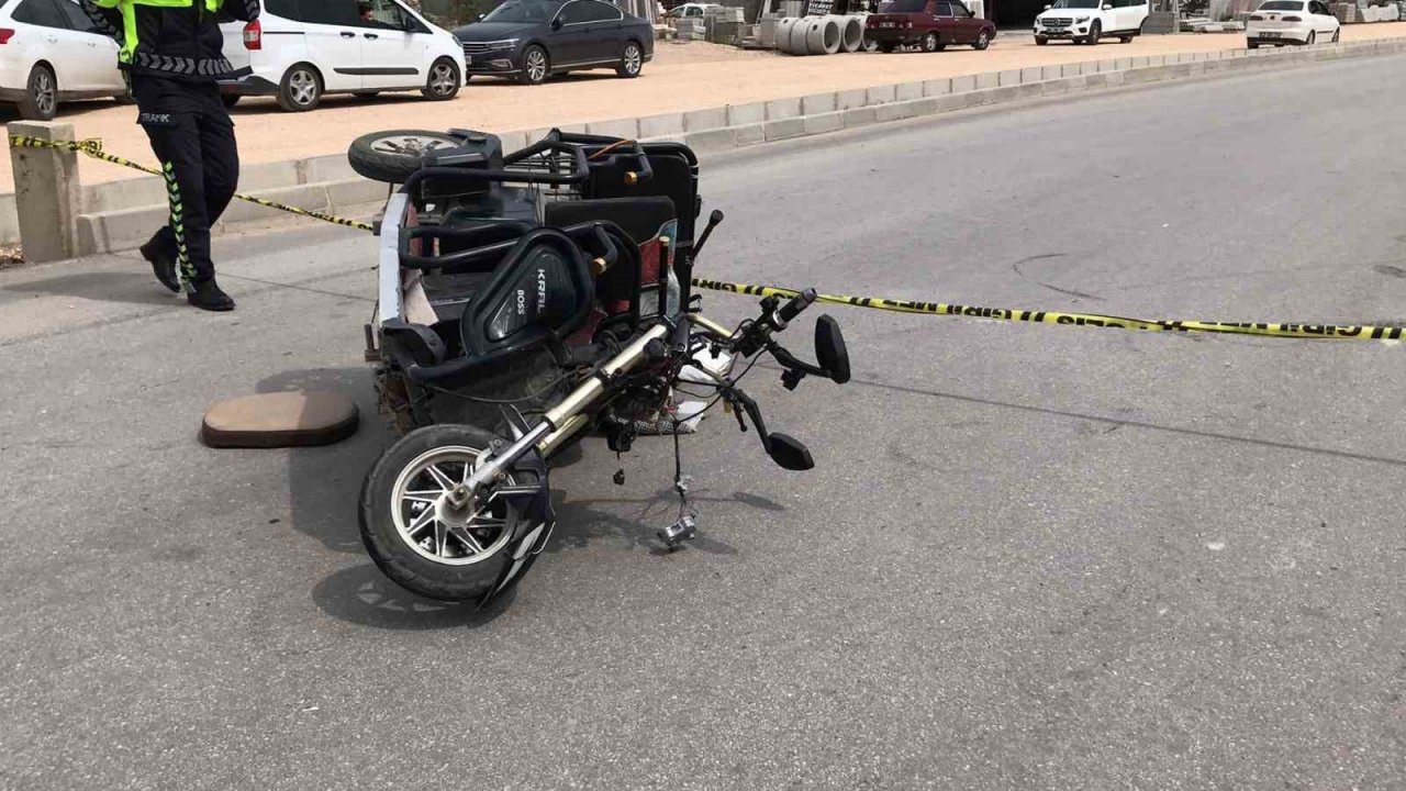 Otomobil, elektrikli bisiklete çarptı: 1 ölü