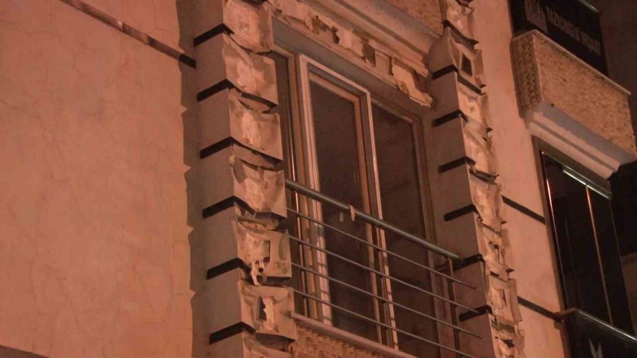 Esenyurt’ta ikinci el eşya dükkanı alev alev yandı: Alevler yan tarafındaki binaya sıçradı