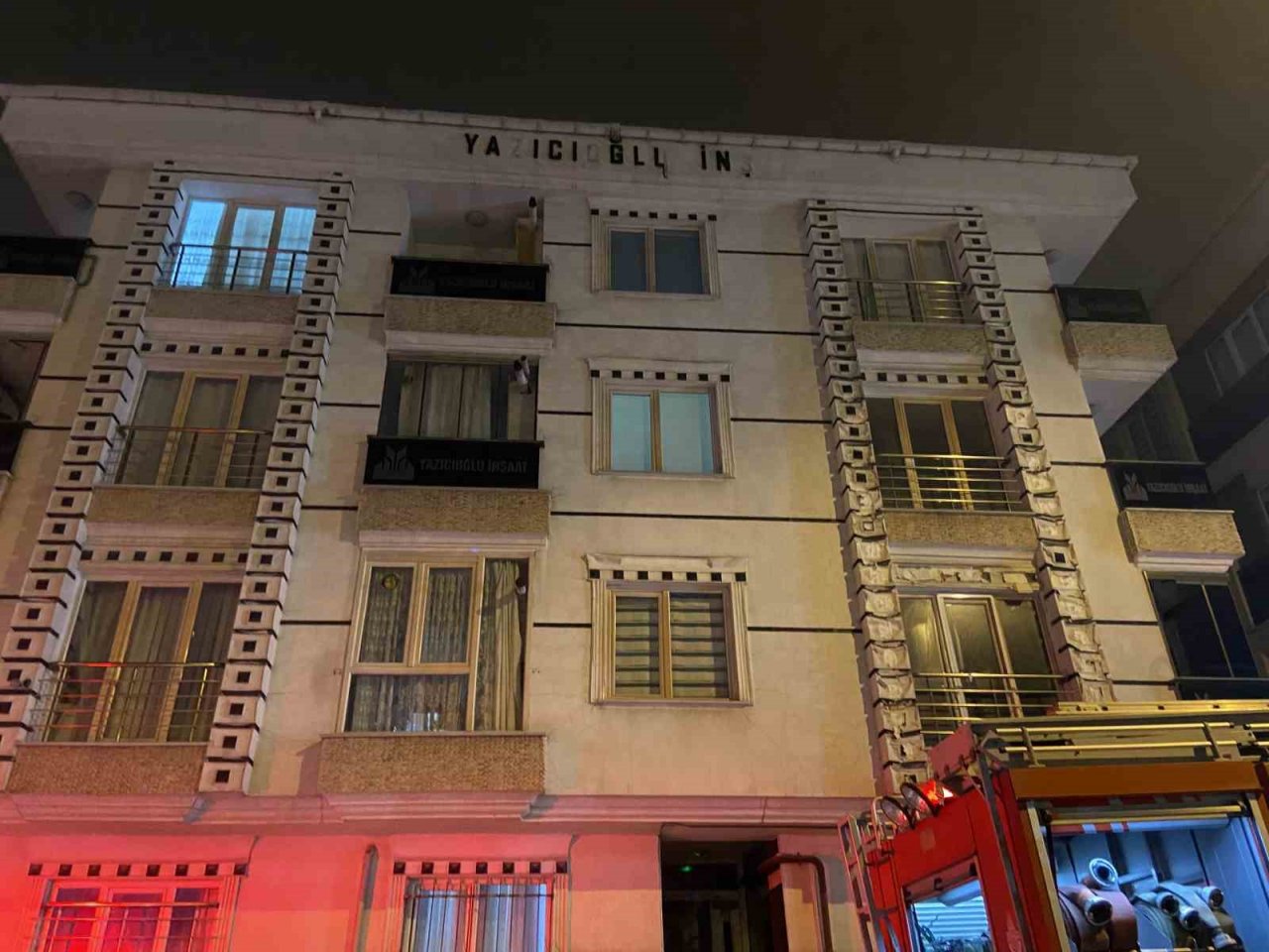 Esenyurt’ta ikinci el eşya dükkanı alev alev yandı: Alevler yan tarafındaki binaya sıçradı