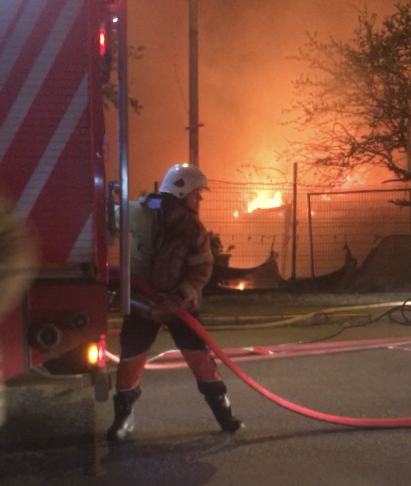 Esenyurt’ta ikinci el eşya dükkanı alev alev yandı: Alevler yan tarafındaki binaya sıçradı