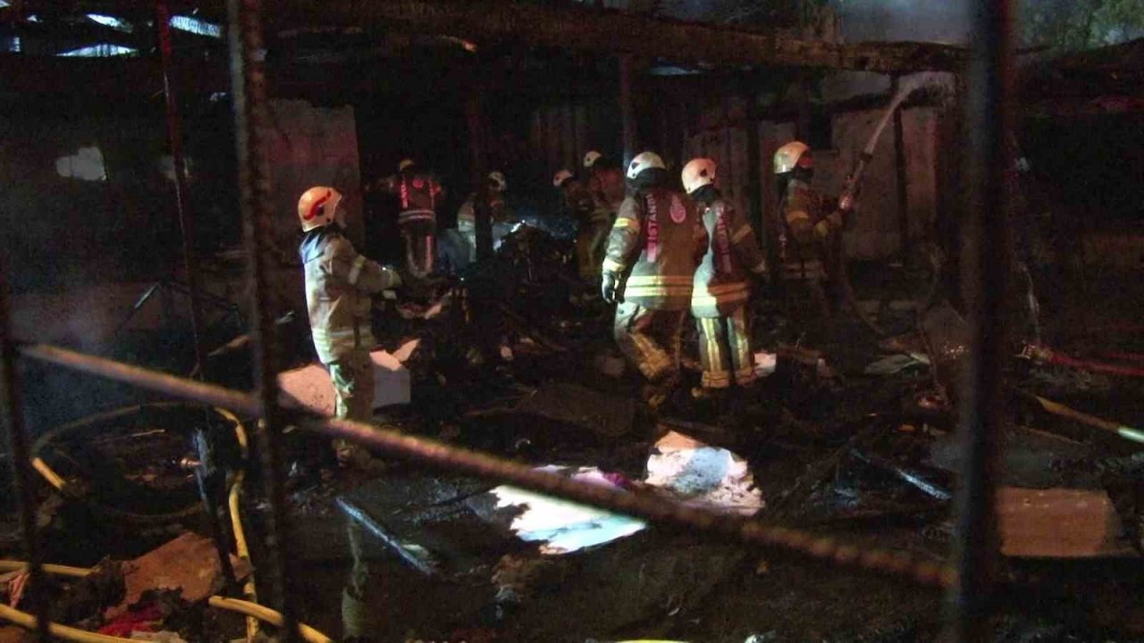 Esenyurt’ta ikinci el eşya dükkanı alev alev yandı: Alevler yan tarafındaki binaya sıçradı