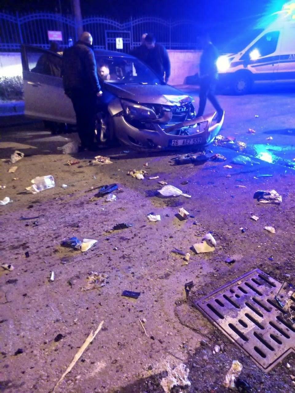 Süratle ilerlerken elektrik direğine çarptı: 2 yaralı