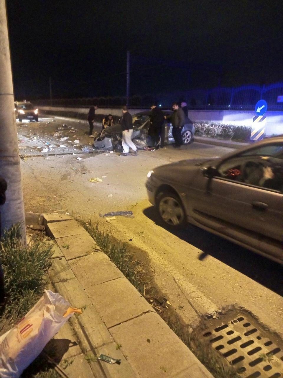 Süratle ilerlerken elektrik direğine çarptı: 2 yaralı