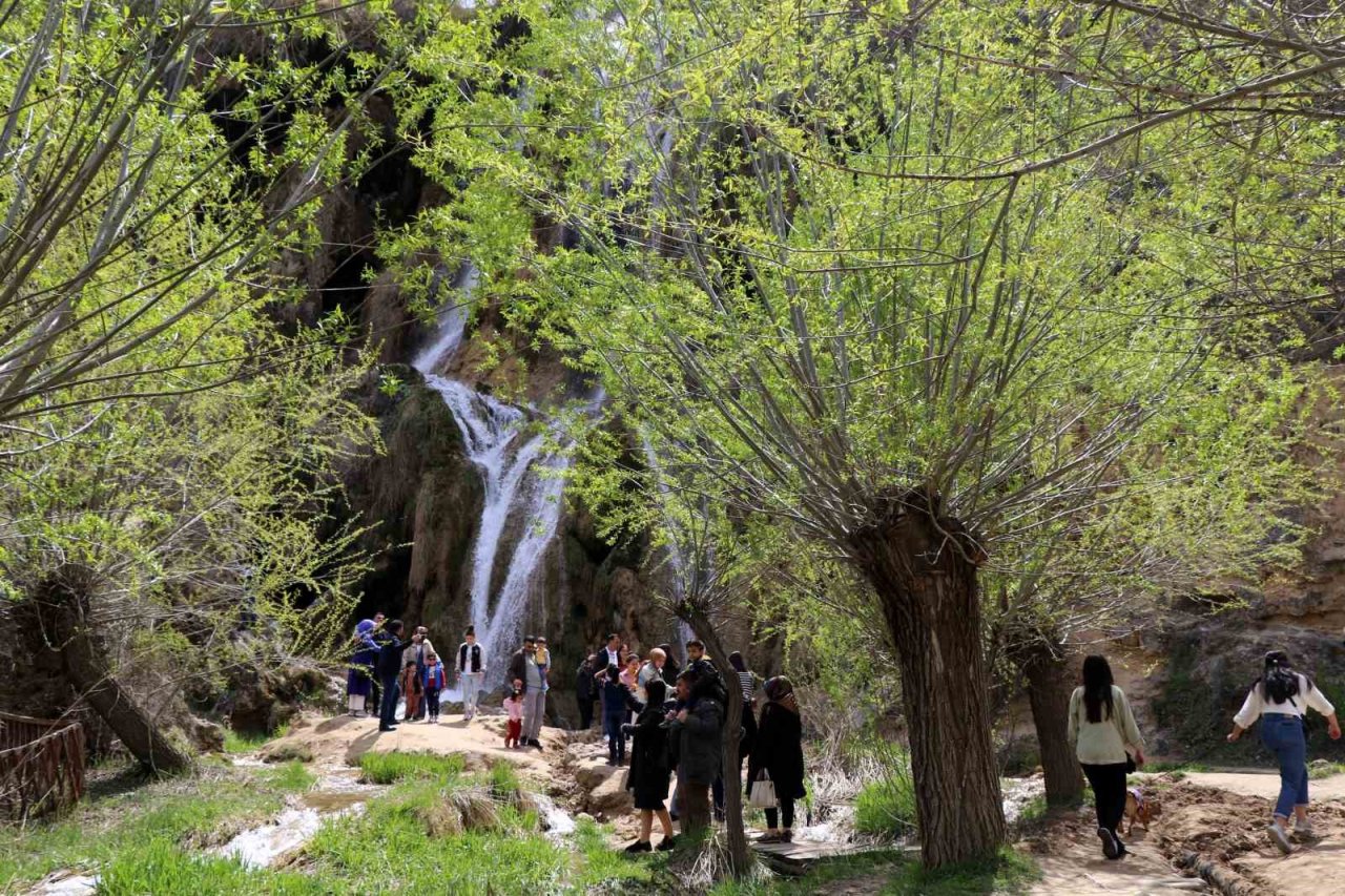 Girlevik Şelalesi bayramda da vatandaşların uğrak yeri oldu