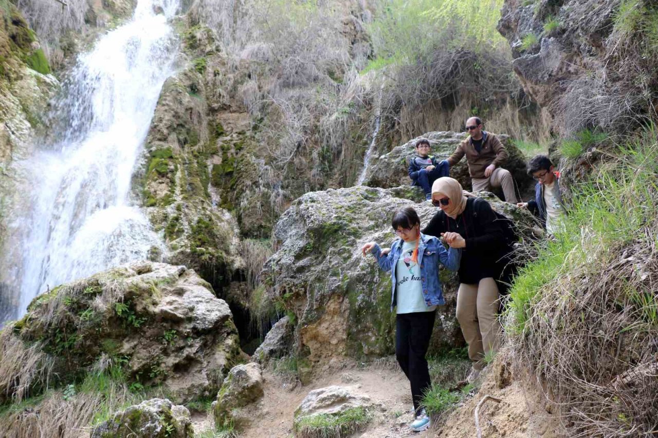 Girlevik Şelalesi bayramda da vatandaşların uğrak yeri oldu