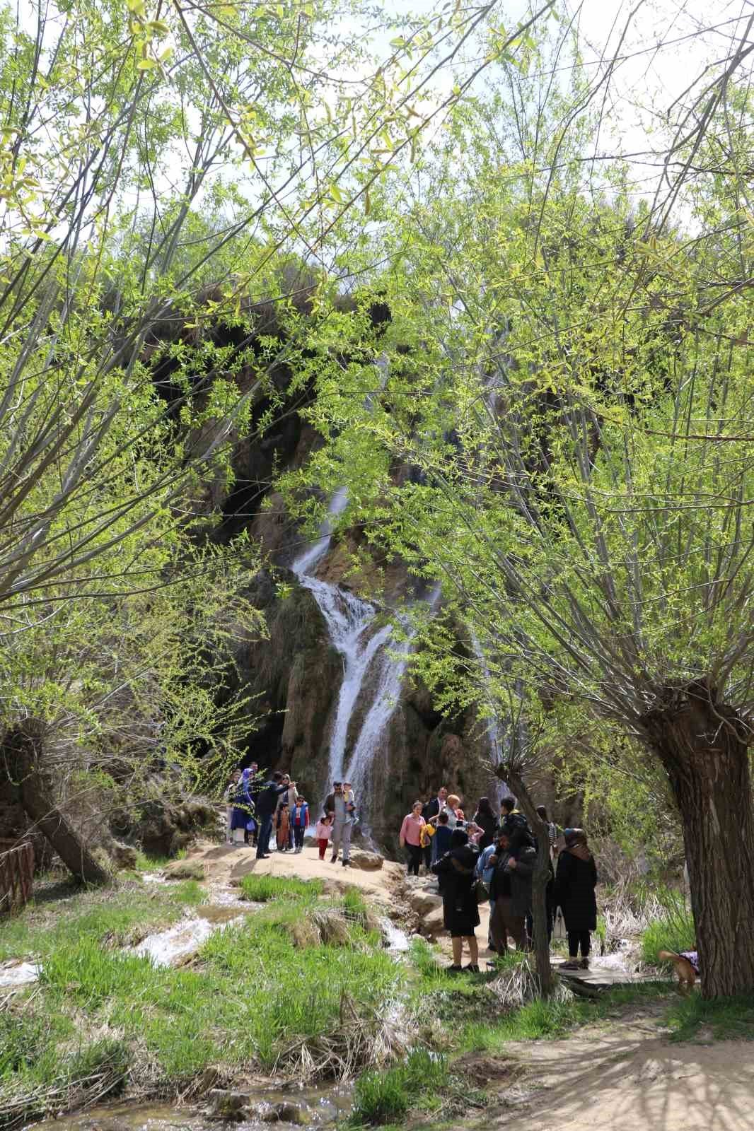 Girlevik Şelalesi bayramda da vatandaşların uğrak yeri oldu