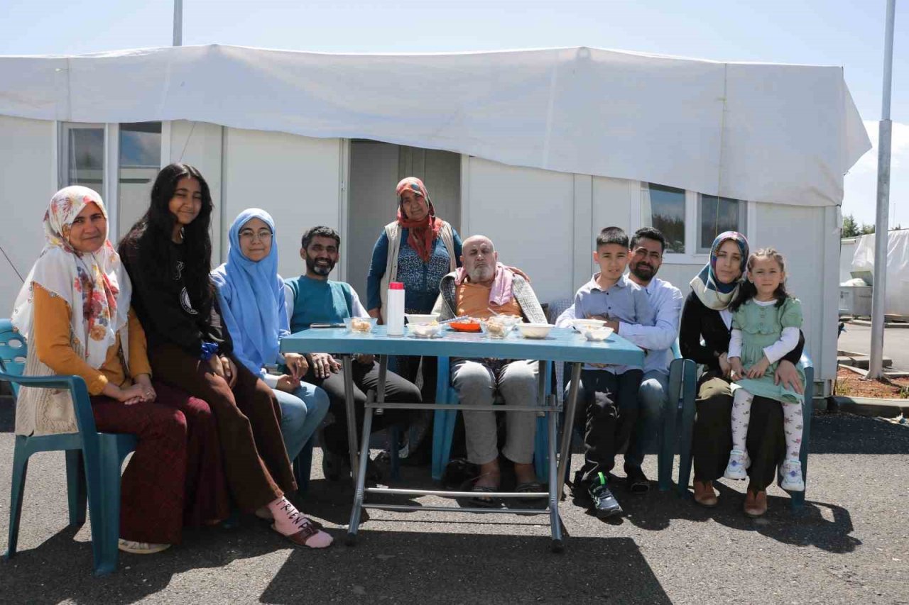 Konteynerde bayramlaşmalar devam ediyor