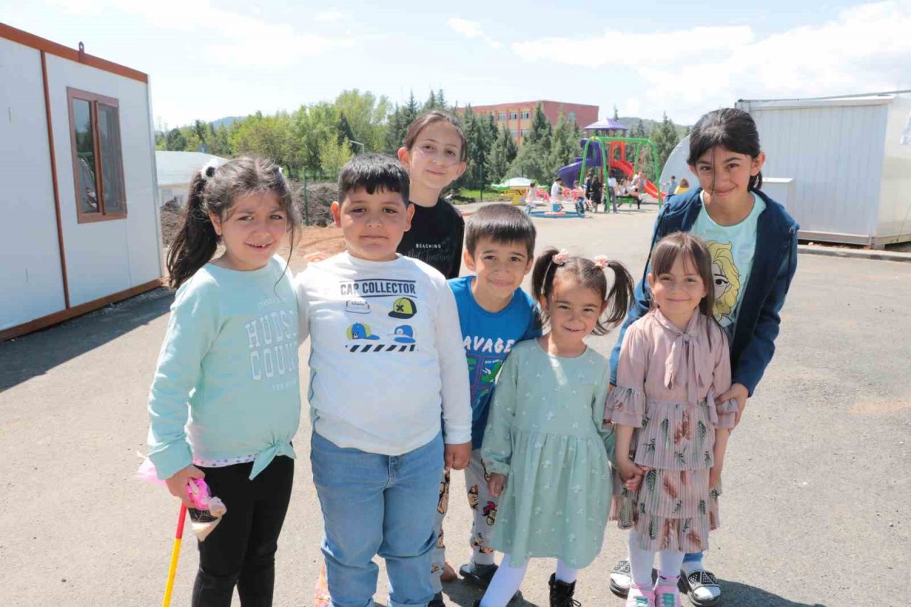 Konteynerde bayramlaşmalar devam ediyor