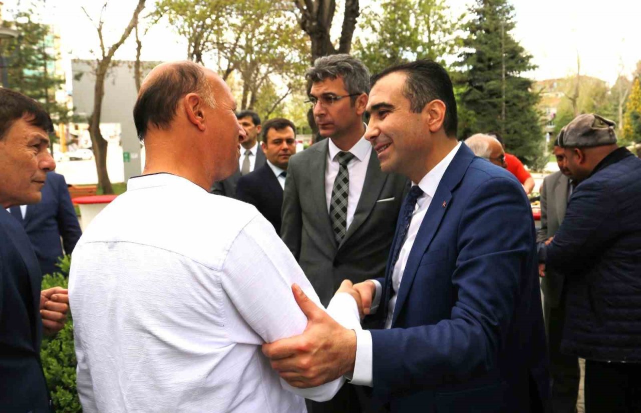 Başkan Kalaycı, belediye personeli ve vatandaşlarla bayramlaştı