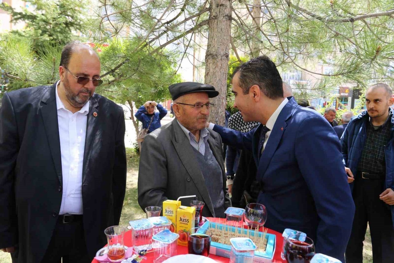 Başkan Kalaycı, belediye personeli ve vatandaşlarla bayramlaştı