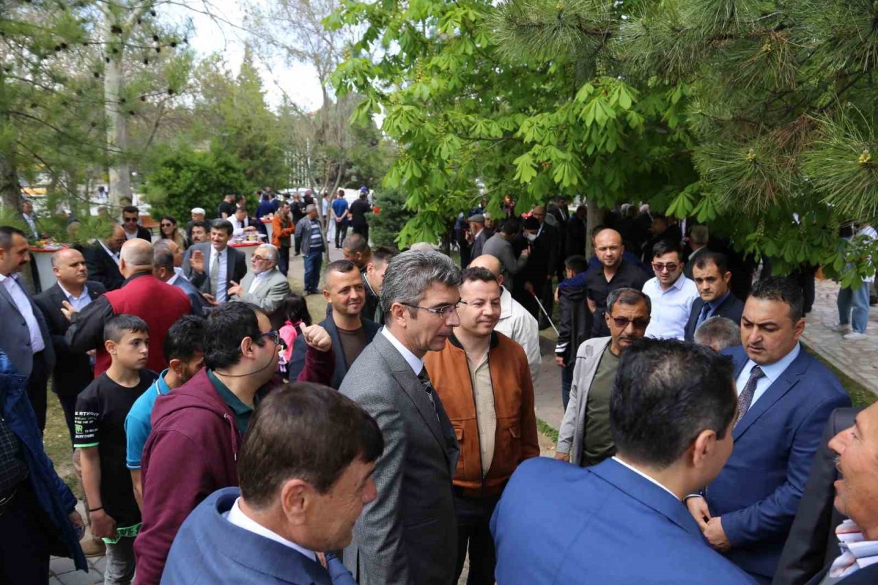 Başkan Kalaycı, belediye personeli ve vatandaşlarla bayramlaştı