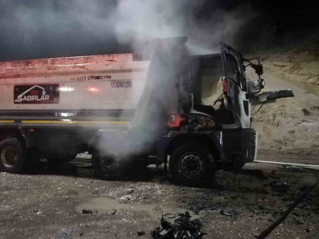 Kastamonu’da motor kısmında yangın çıkan kamyonu itfaiye söndürdü