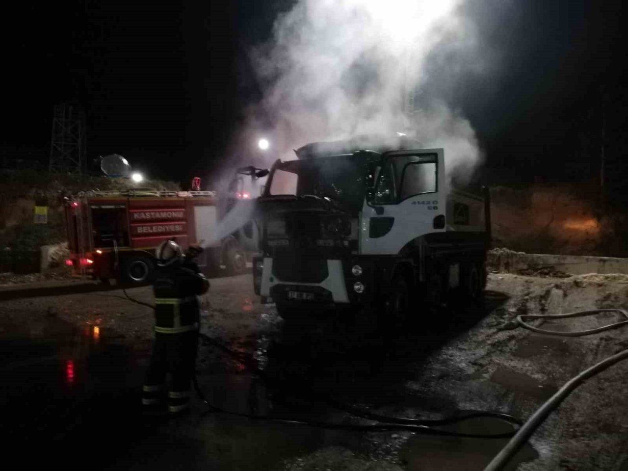 Kastamonu’da motor kısmında yangın çıkan kamyonu itfaiye söndürdü