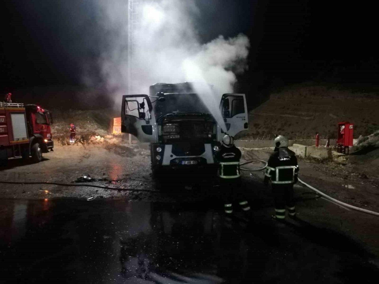 Kastamonu’da motor kısmında yangın çıkan kamyonu itfaiye söndürdü