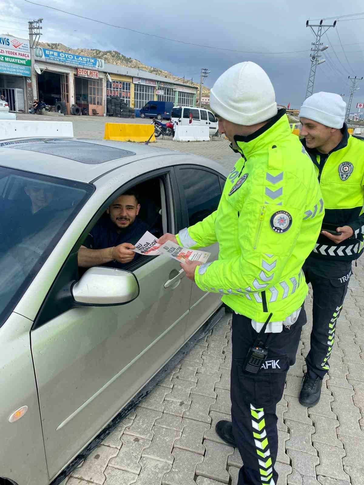 Polis ekipleri araçları bu sefer bayramlaşmak için durdurdu