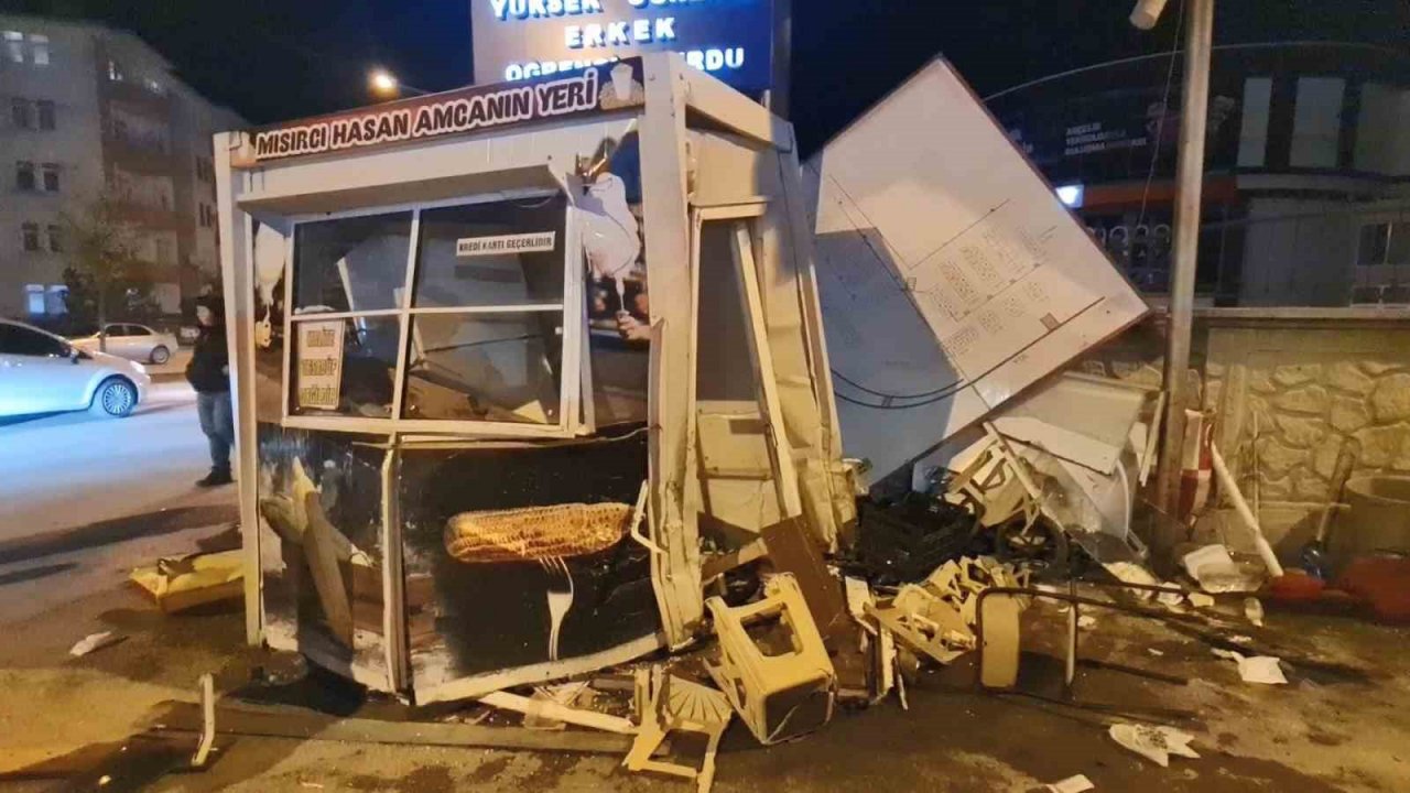 Otomobil mısırcı büfesine daldı: 4 yaralı